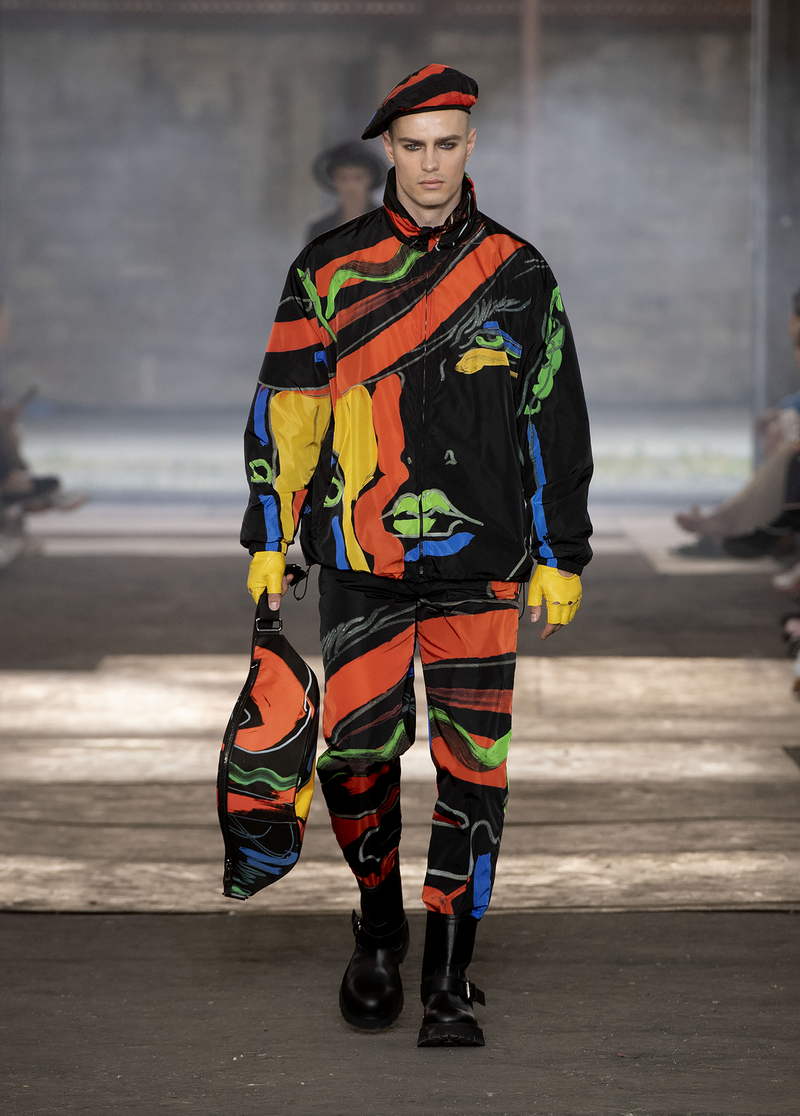 Mannenmode trends zomer 2023: Kleur! - Photo Courtesy of Moschino