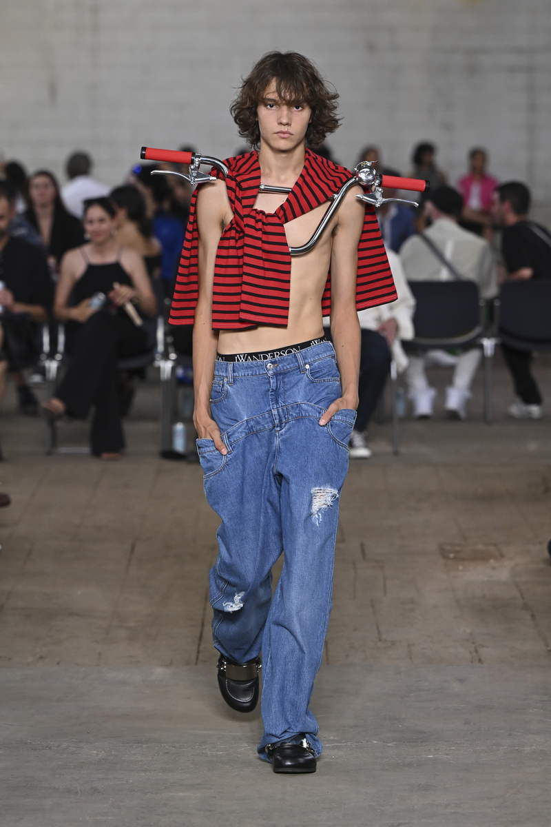 Jeans trends man lente zomer 2023 - Photo courtesy of JW Anderson