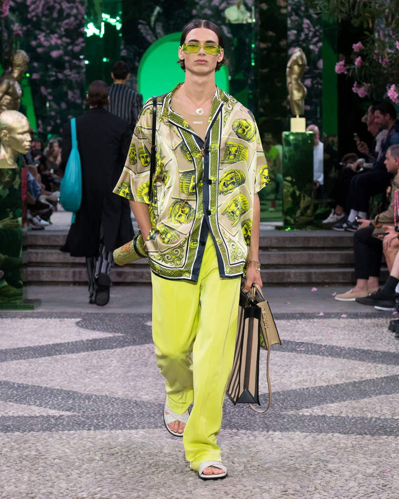 Mannenmode trends zomer 2023: Kleur! - Photo Courtesy of Versace