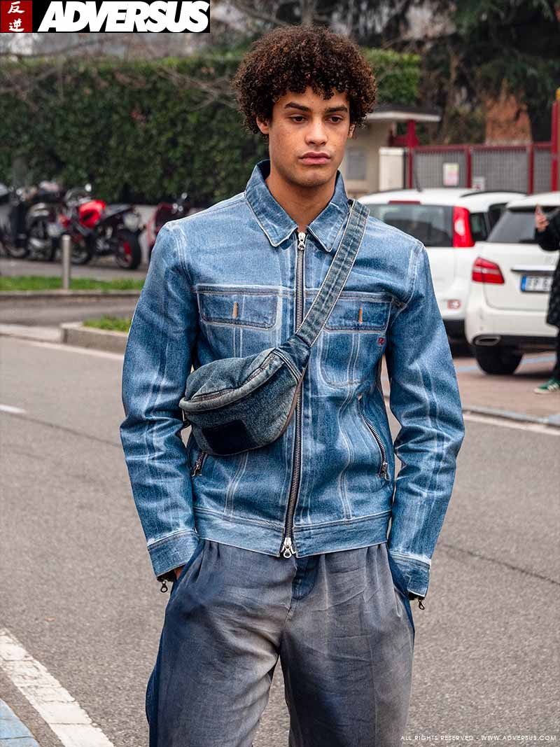 Herenmode: total jeans look zomer 2023 - Foto Charlotte Mesman