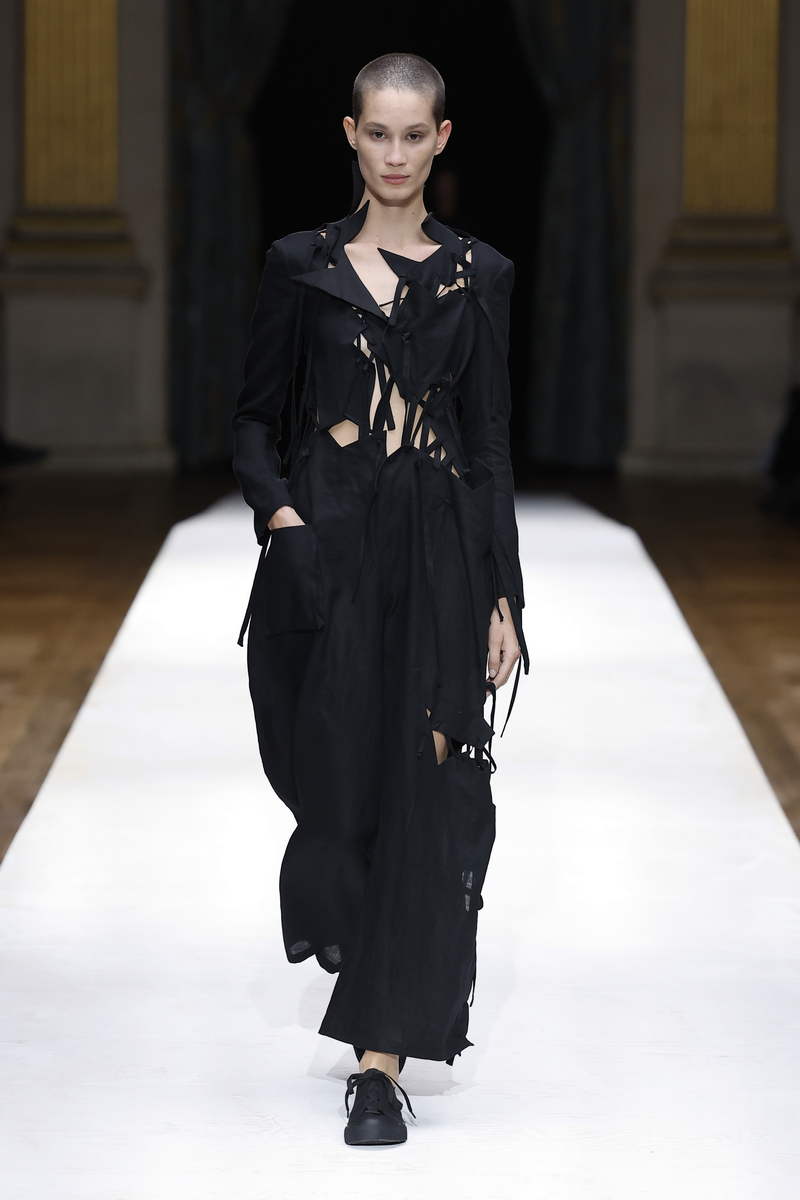 Yohji Yamamoto vrouw zomer 2024 - Photo Courtesy of Yohji Yamamoto