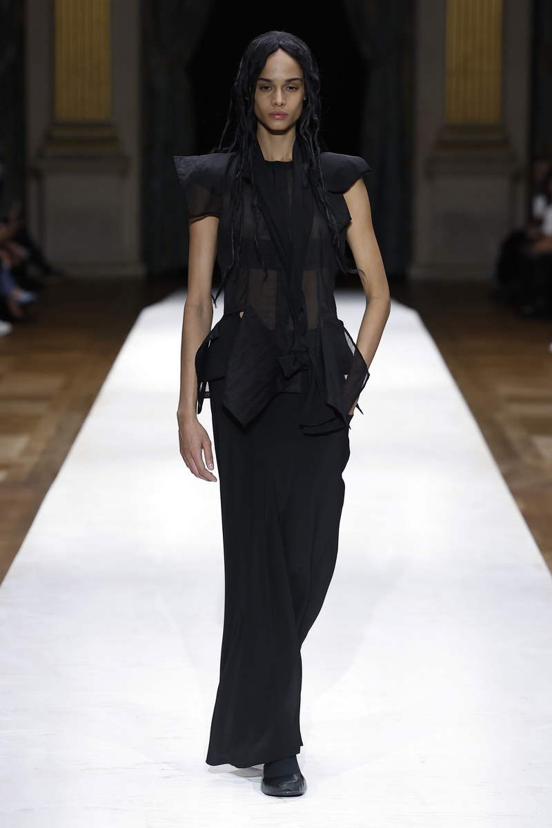 Yohji Yamamoto vrouw zomer 2024 - Photo Courtesy of Yohji Yamamoto