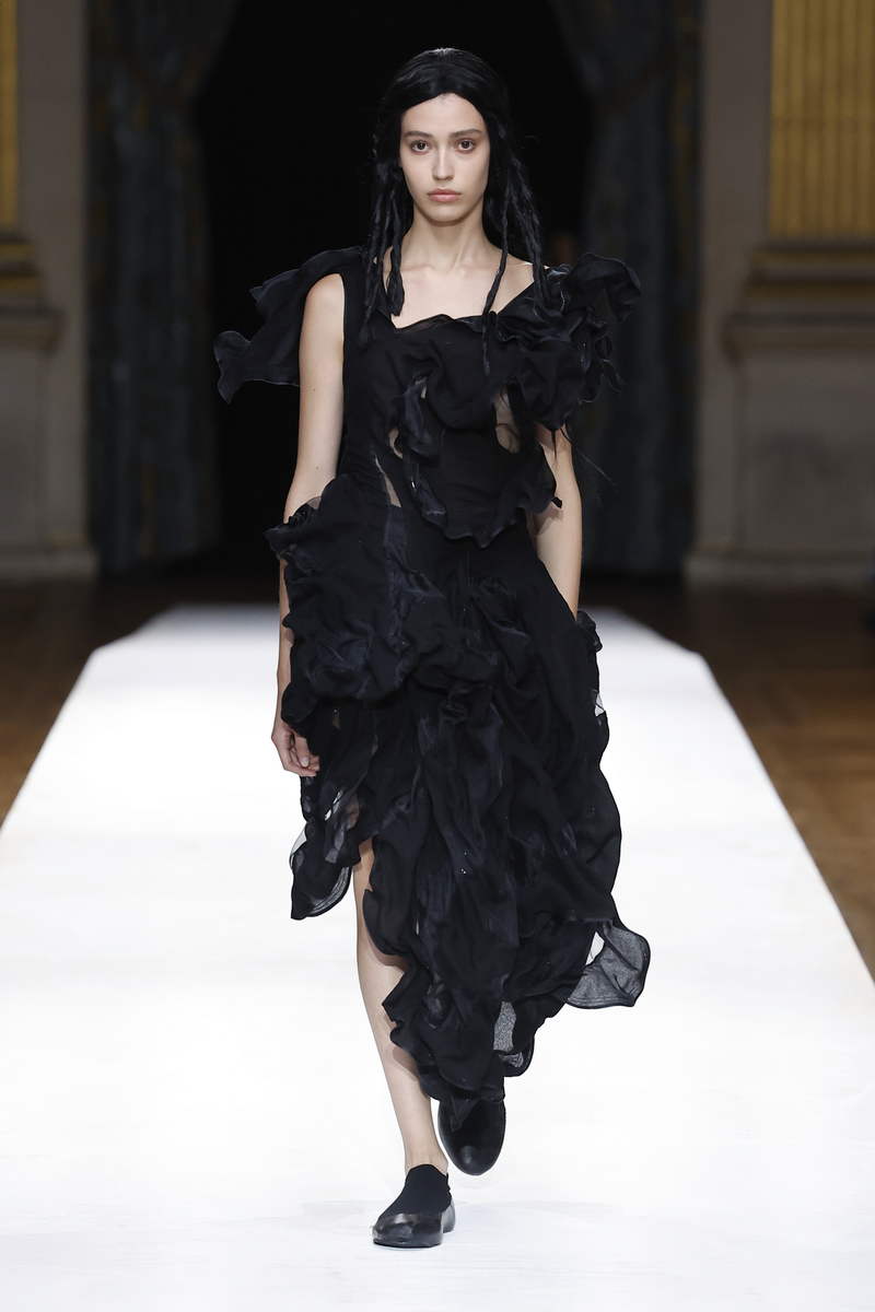 Yohji Yamamoto vrouw zomer 2024 - Photo Courtesy of Yohji Yamamoto