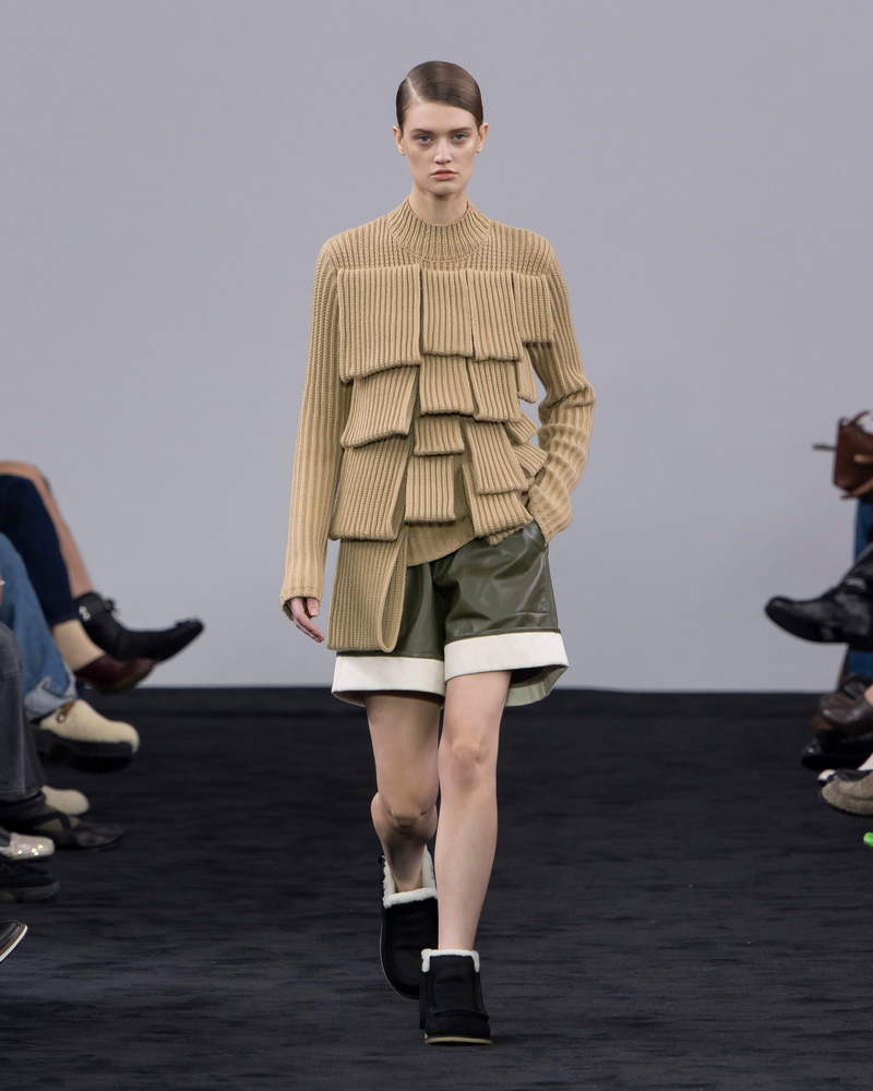 JW Anderson vrouw herfst winter 2024 2025 - Photo courtesy of JW Anderson