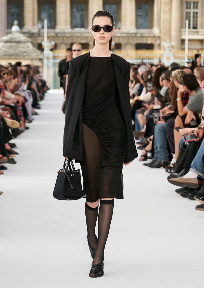 Givenchy vrouw lente zomer 2024 - Photo courtesy of Givenchy