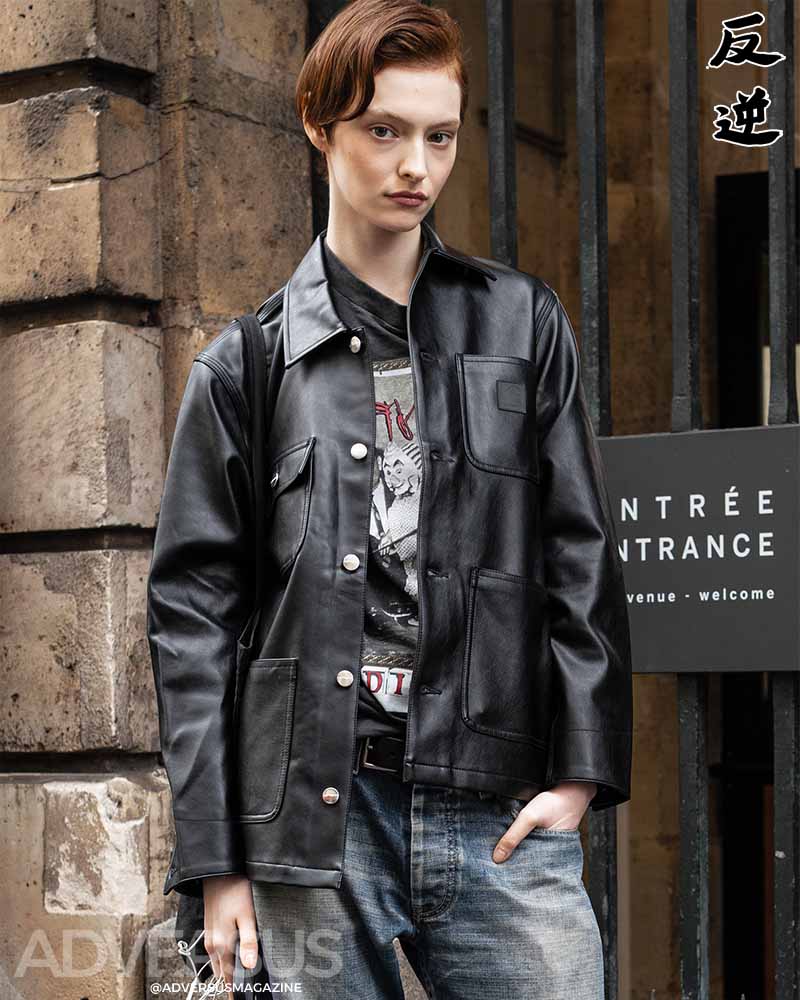 Boxy leren jas & baggy jeans: Aine O’Leary’s off-duty streetstyle - Photo ADVERSUS