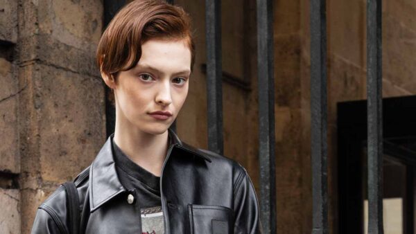 Boxy leren jas & baggy jeans: Aine O’Leary’s off-duty streetstyle - Photo ADVERSUS