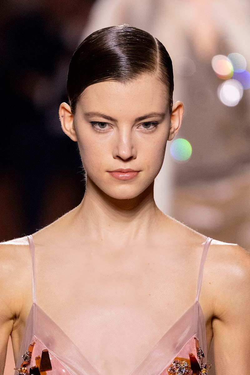 Met dit wet look kapsel voor winter 2025 2026 maak je een statement. Photo courtesy of Fendi