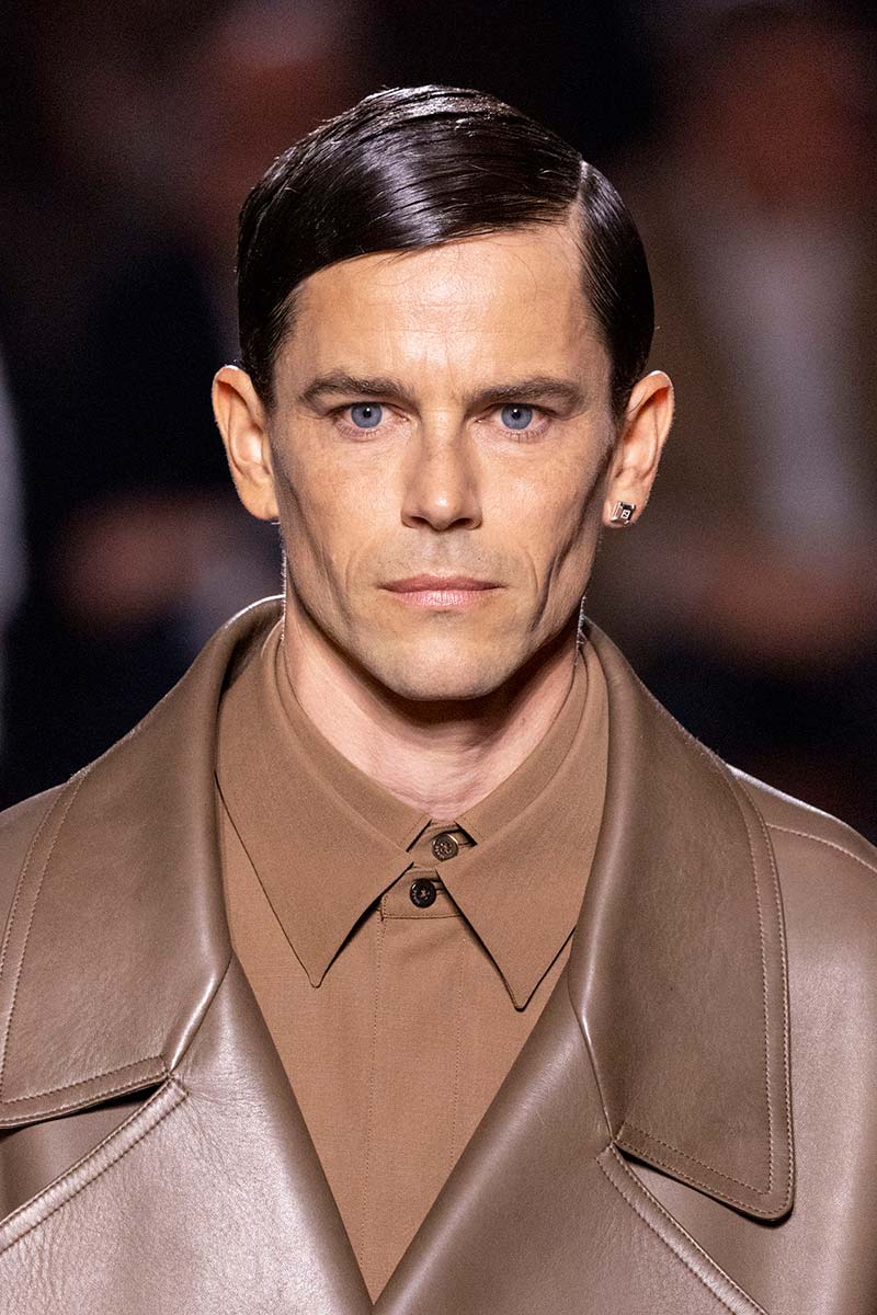 Met dit wet look kapsel voor winter 2025 2026 maak je een statement. Photo courtesy of Fendi