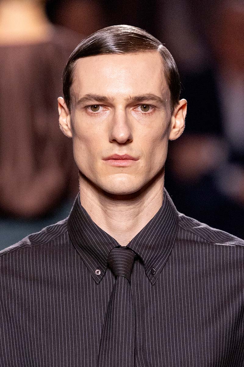 Met dit wet look kapsel voor winter 2025 2026 maak je een statement. Photo courtesy of Fendi