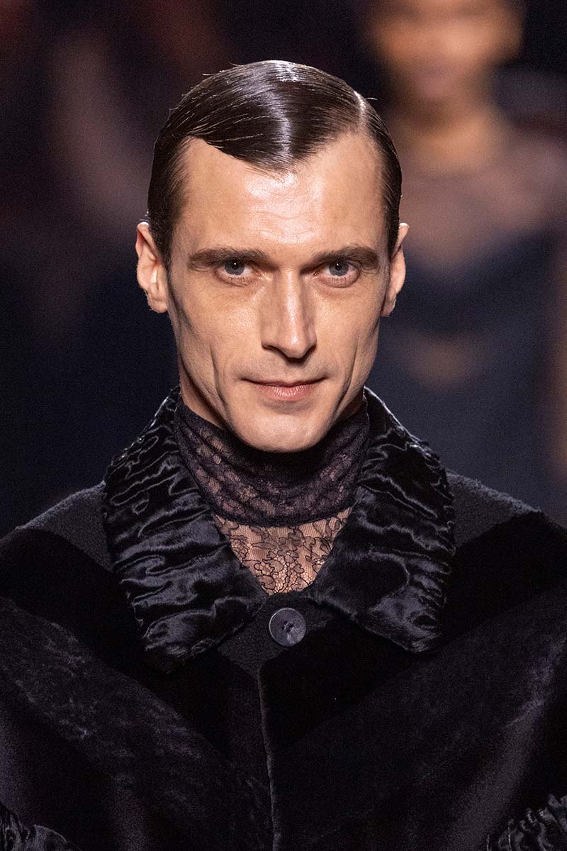 Met dit wet look kapsel voor winter 2025 2026 maak je een statement. Photo courtesy of Fendi