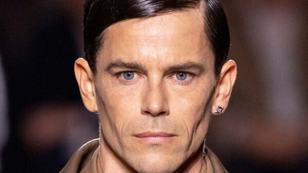 Met dit wet look kapsel voor winter 2025 2026 maak je een statement. Photo courtesy of Fendi