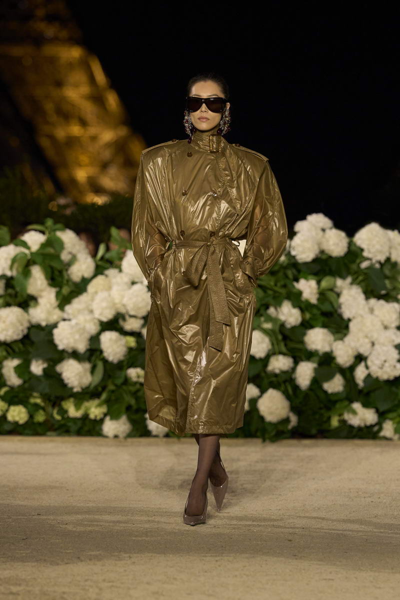 Saint Laurent vrouw lente zomer 2025 - Photo courtesy of Saint Laurent