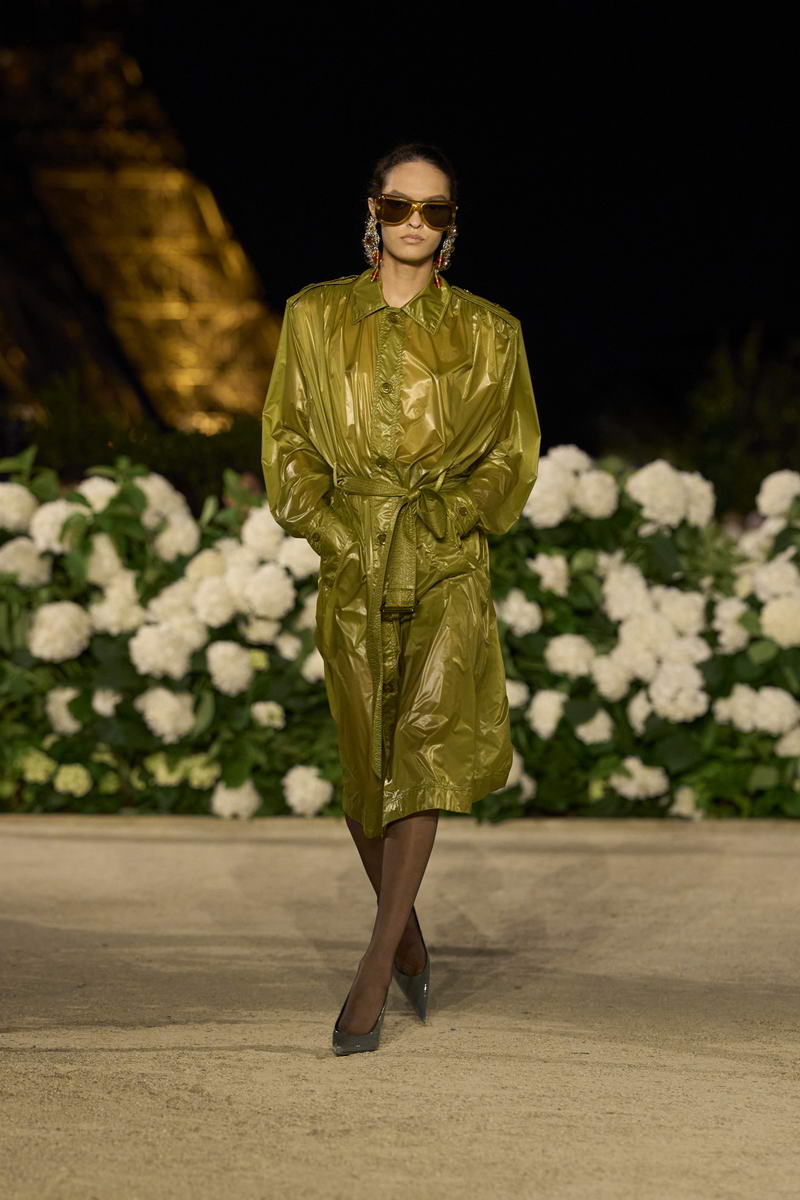 Saint Laurent vrouw lente zomer 2025 - Photo courtesy of Saint Laurent