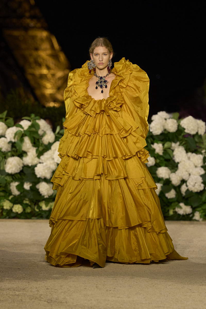 Saint Laurent vrouw lente zomer 2025 - Photo courtesy of Saint Laurent