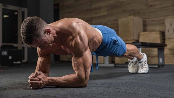 Een (thuis)training van 15 minuten om echte spieren op te bouwen