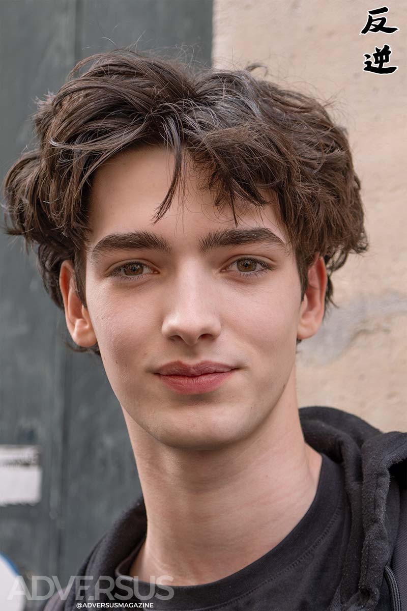 Heren, de mannenkapsels voor 2026 zijn langer en imperfect! Model bij Celine herfst winter 2026 2027. Foto Charlotte Mesman