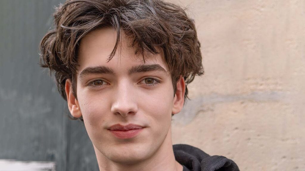 Heren, de mannenkapsels voor 2026 zijn langer en imperfect! Model bij Celine herfst winter 2026 2027. Foto Charlotte Mesman