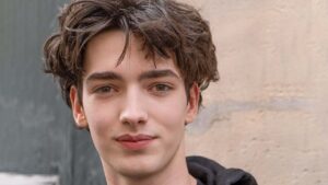 Heren, de mannenkapsels voor 2026 zijn langer en imperfect! Model bij Celine herfst winter 2026 2027. Foto Charlotte Mesman