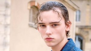 Mannen kapsels 2026. Wet looks met rebelse imperfectie. Foto Charlotte Mesman