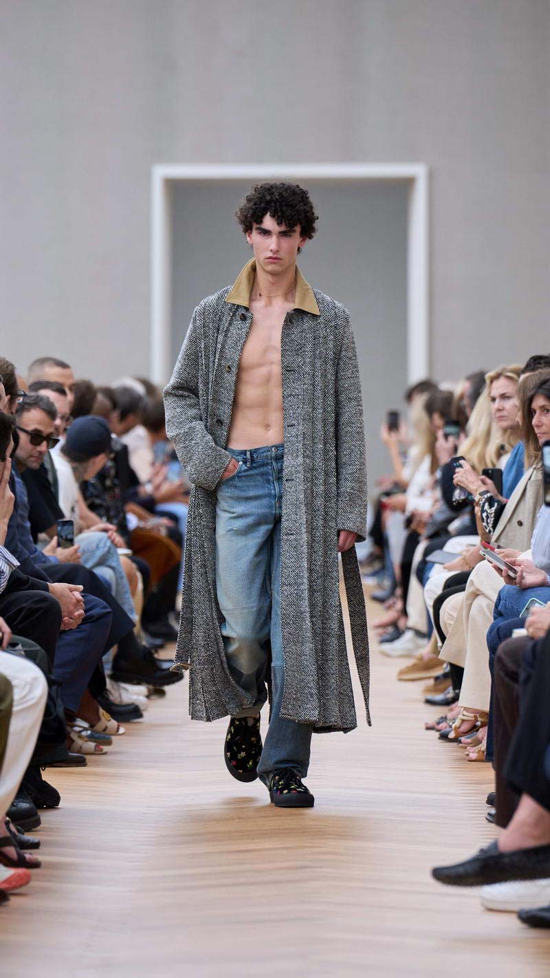 Spijkerbroek met relaxte pasvorm op de catwalk van Dior zomer 2026. Photo courtesy of Dior