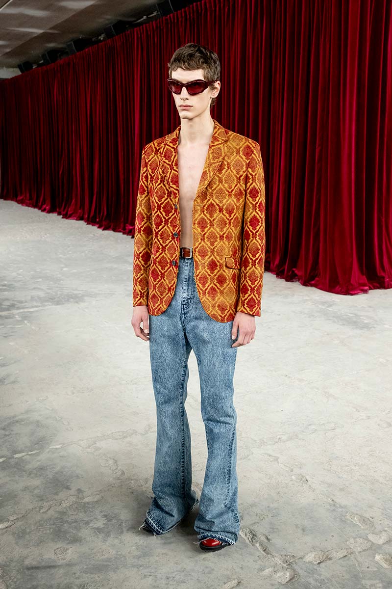 Moderne bootcut jeans met blazer bij Junya Watanabe. Photo courtesy of Junya Watanabe