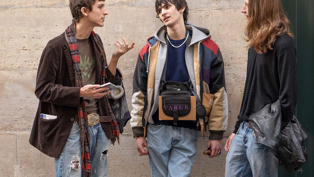 Fashion modellen in wijde jeans met vintage look tijdens de Paris Fashion Week. Foto Charlotte Mesman