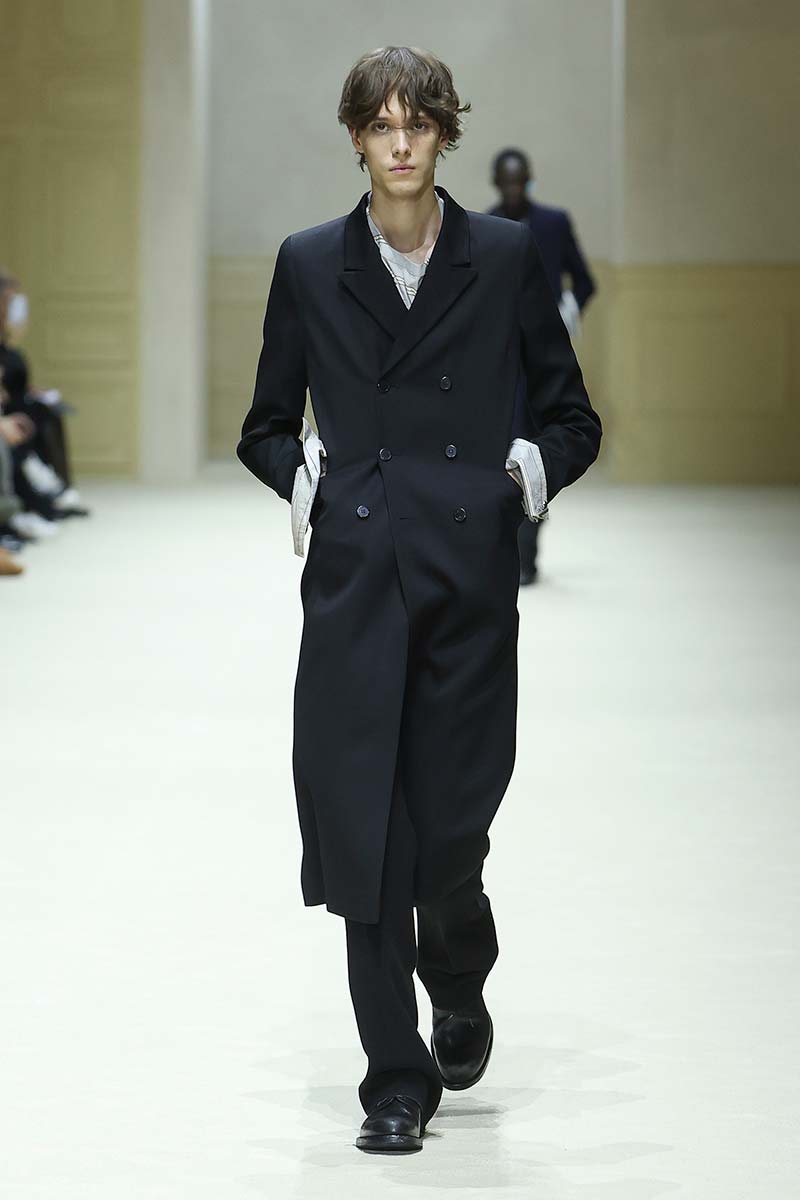 Slank afkledende lange winterjas op de catwalk van Prada. Photo courtesy of Prada