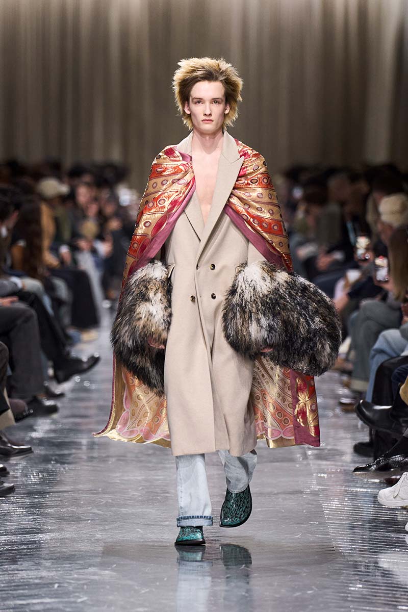 Winterjas met faux-fur details op de catwalk van Dior. Photo courtesy of Dior