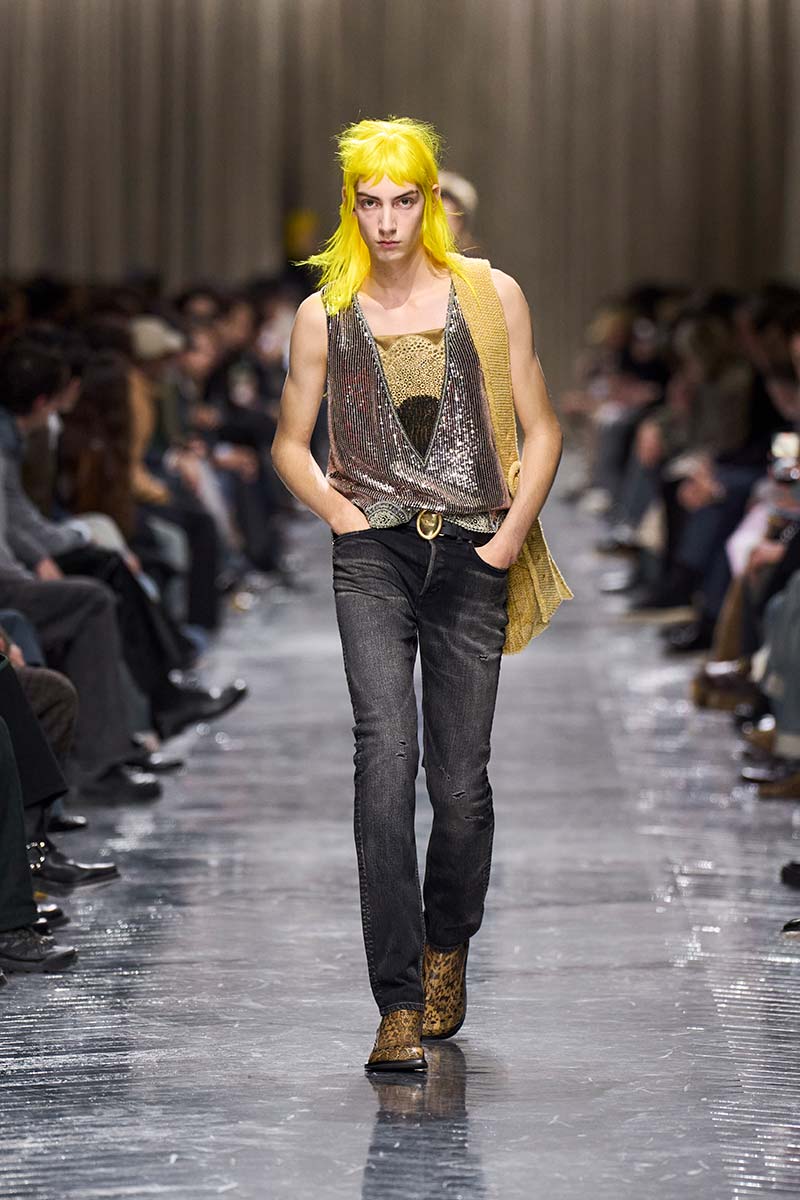 Geel punkhaar op de catwalk van Dior. Photo courtesy of Dior