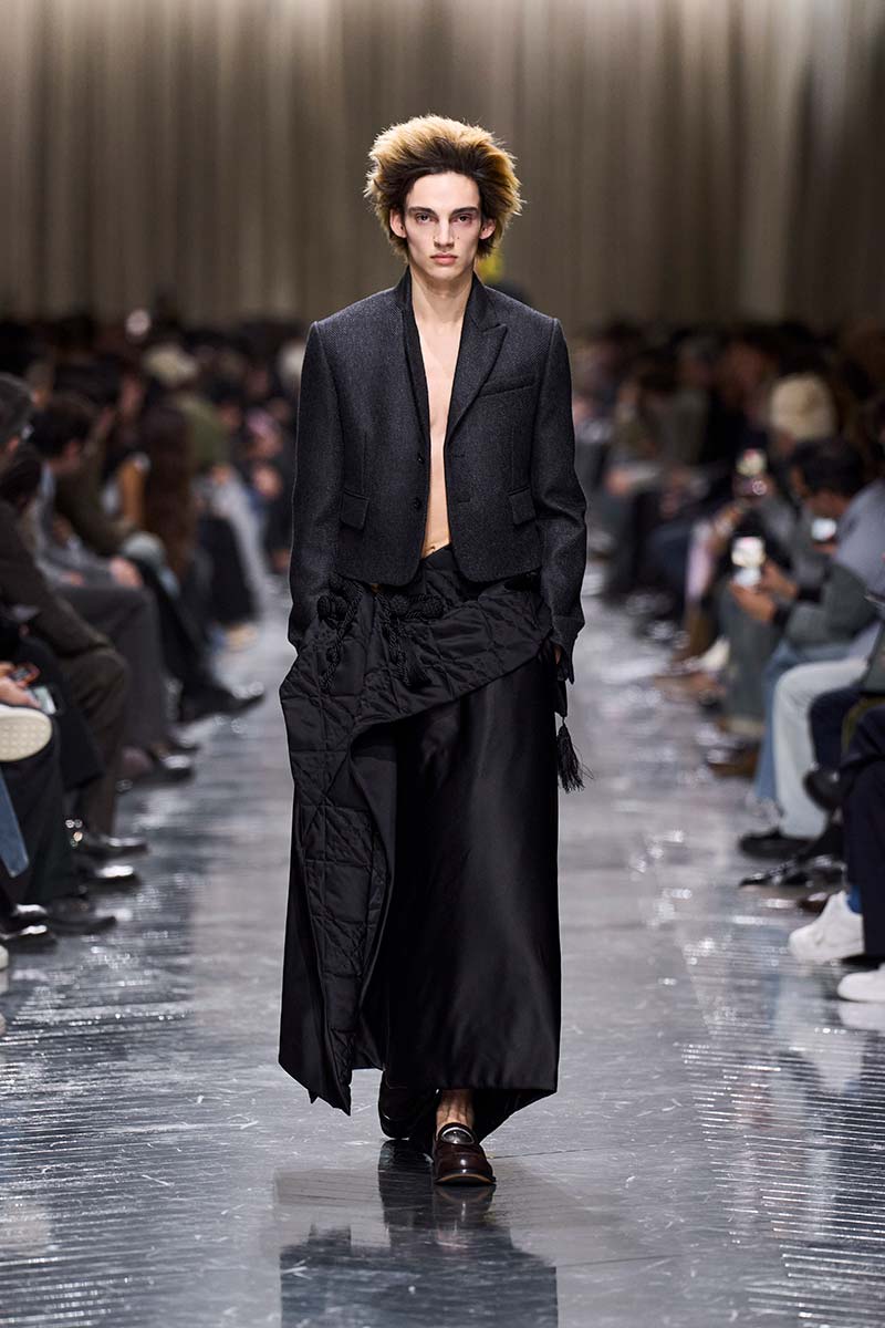 Extreme hairstyling op de catwalk van Dior voor herfst/winter 2026-2027. Photo courtesy of Dior