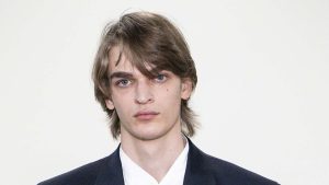 De herenkapsels herfst/winter 2026-2027 gaan richting wat langere coupes met een nonchalante uitstraling. Photo courtesy of Paul Smith