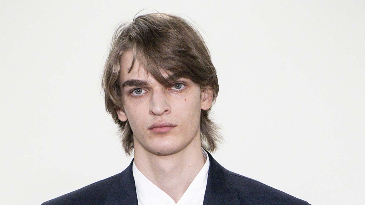 De herenkapsels herfst/winter 2026-2027 gaan richting wat langere coupes met een nonchalante uitstraling. Photo courtesy of Paul Smith