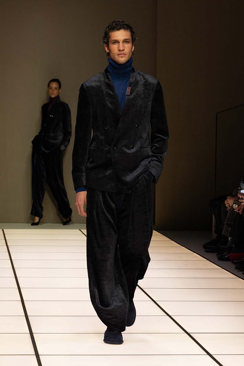 Antracietkleurig double-breasted herenpak van Giorgio Armani met donker kobaltblauwe coltrui en ruime pantalon. Photo courtesy of Giorgio Armani