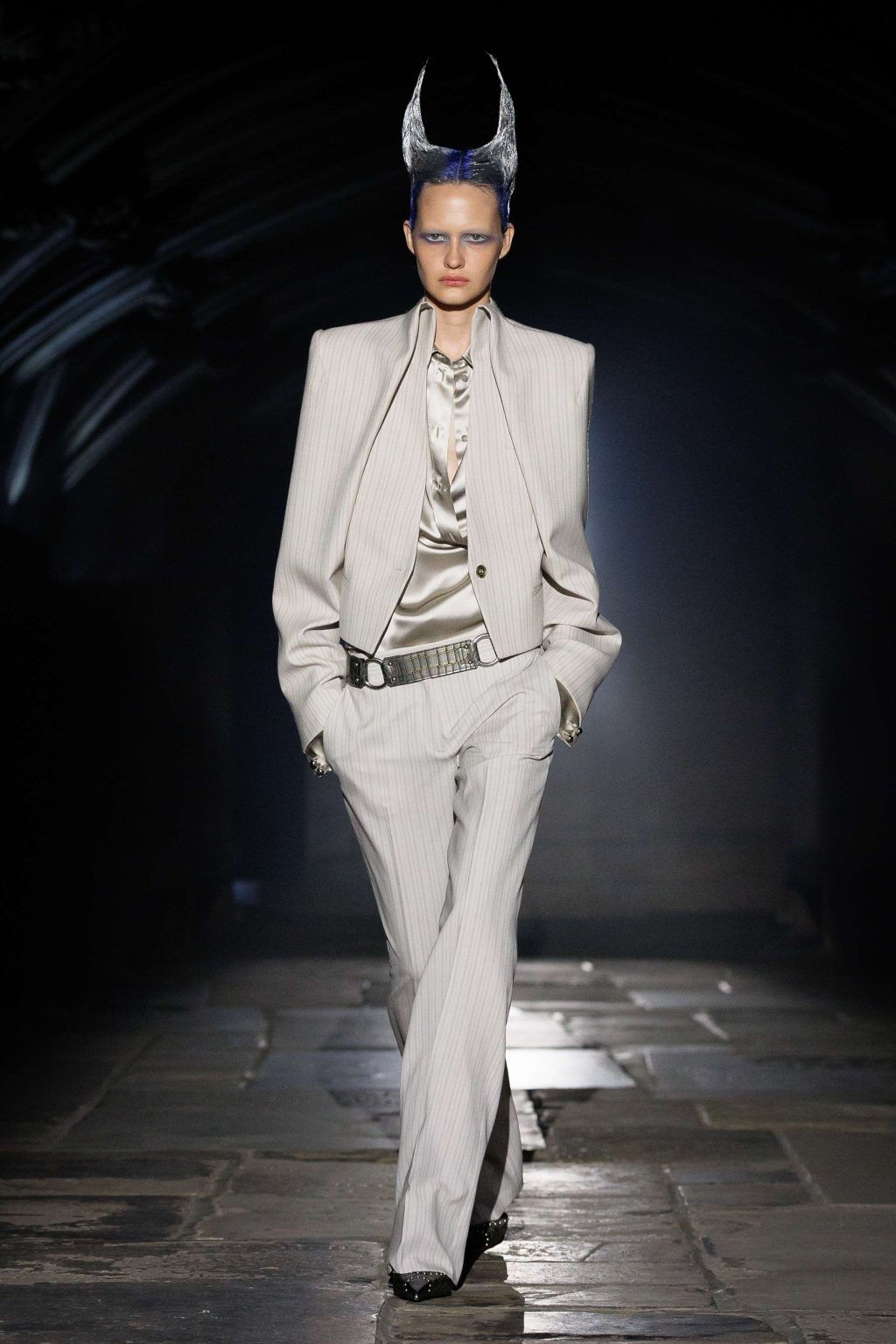 McQueen lente zomer 2027: engelen in het donker - Photo courtesy of McQueen
