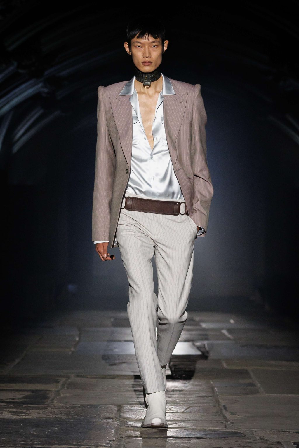 McQueen lente zomer 2027: engelen in het donker - Photo courtesy of McQueen