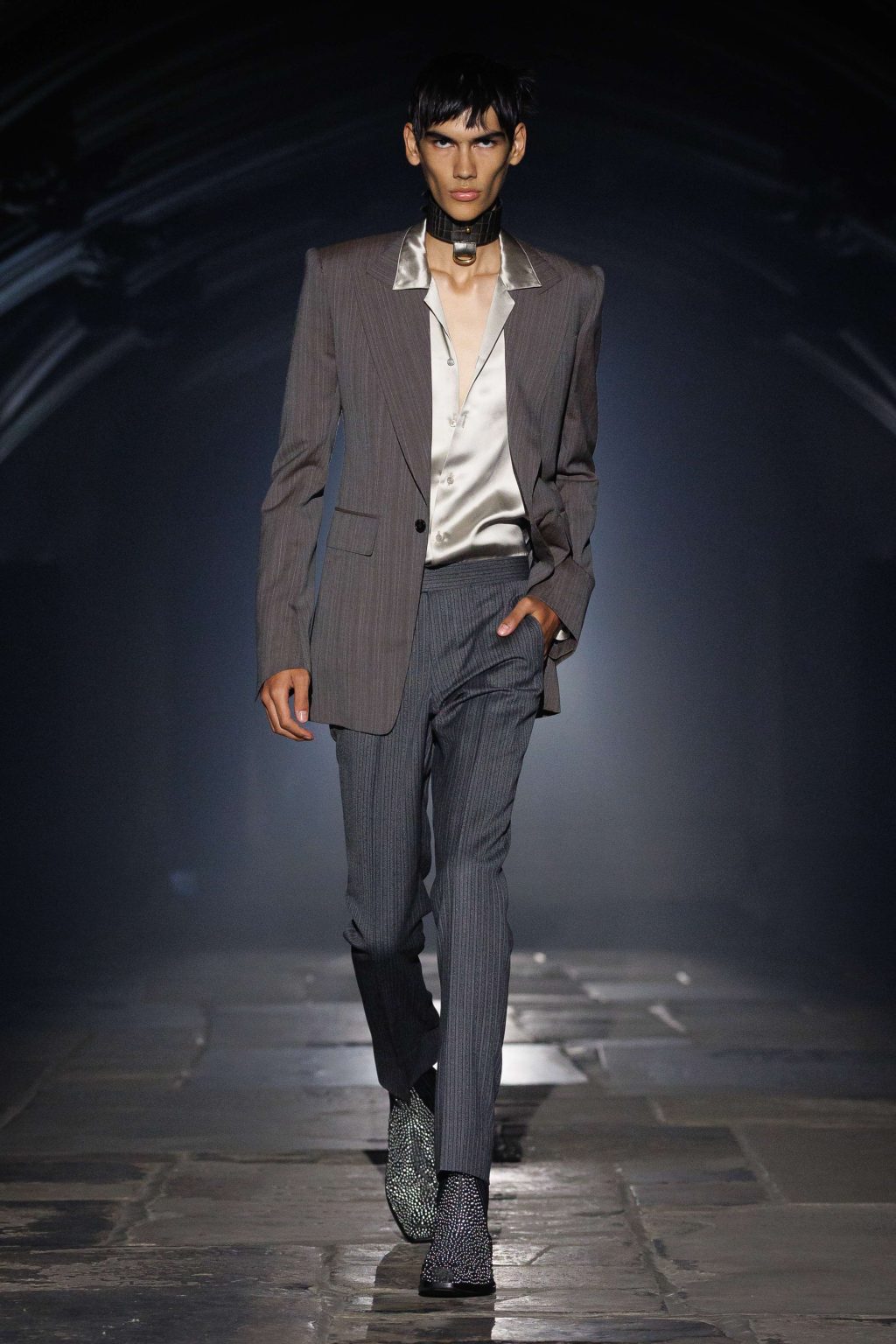 McQueen lente zomer 2027: engelen in het donker - Photo courtesy of McQueen