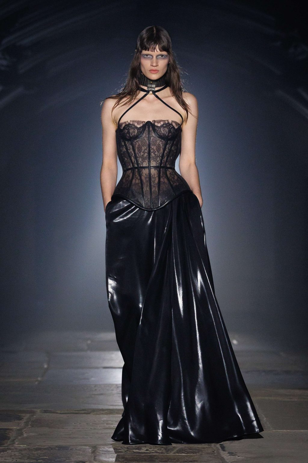McQueen lente zomer 2027: engelen in het donker - Photo courtesy of McQueen