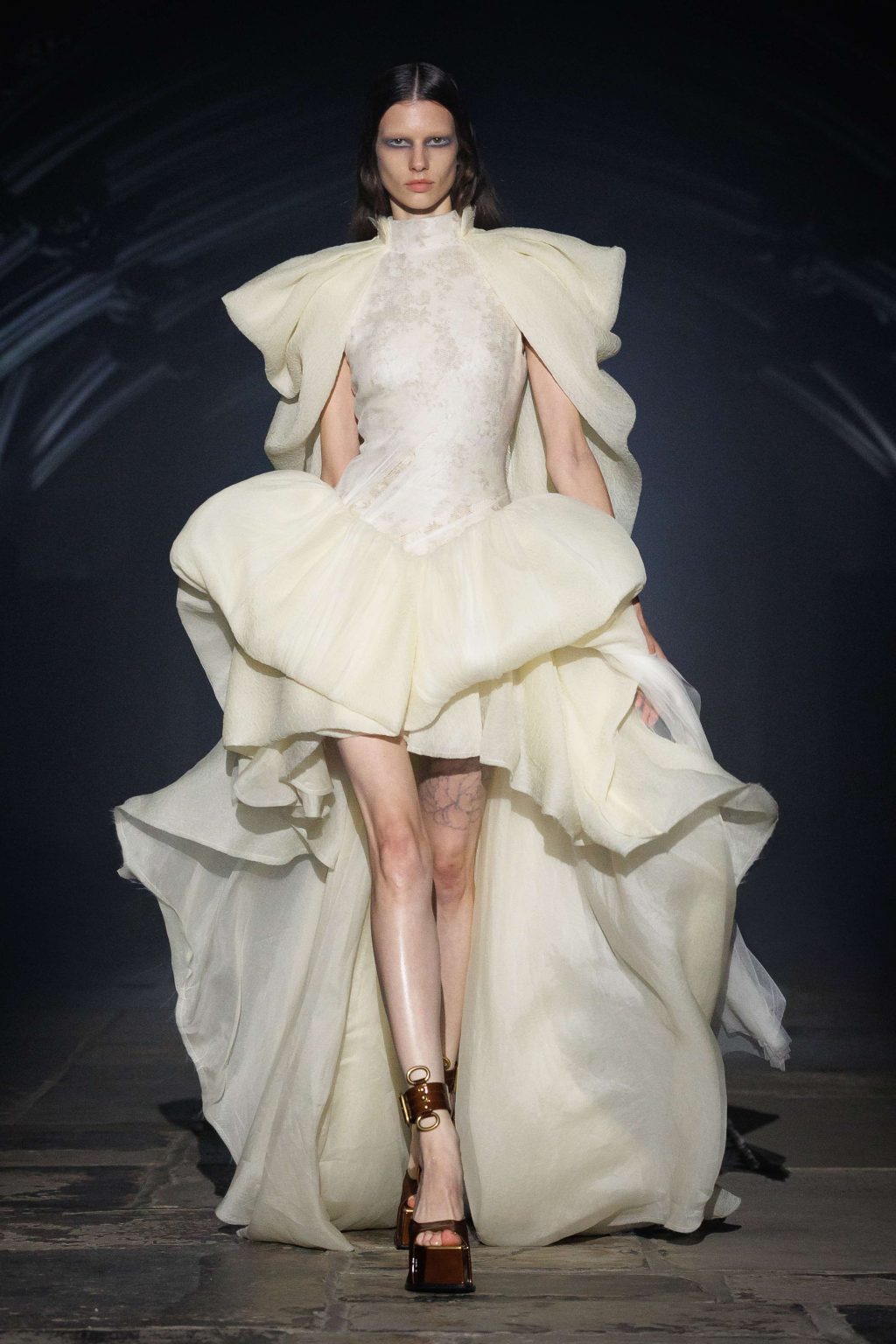 McQueen lente zomer 2027: engelen in het donker - Photo courtesy of McQueen