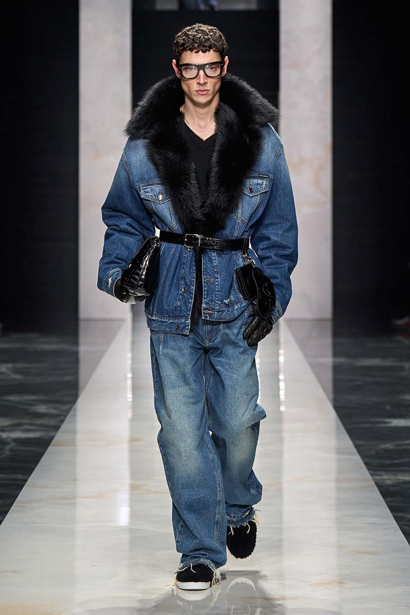 Total denim look: wijde spijkerbroek en spijkerjack met bontkraag op de catwalk van Dolce & Gabbana. Photo courtesy of Dolce & Gabbana