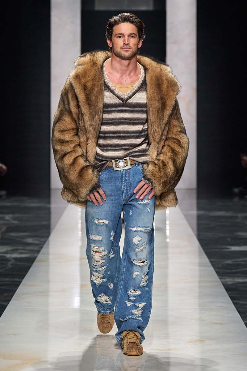 Relaxed straight fit jeans met scheuren en vintage look bij Dolce & Gabbana. Photo courtesy of Dolce & Gabbana