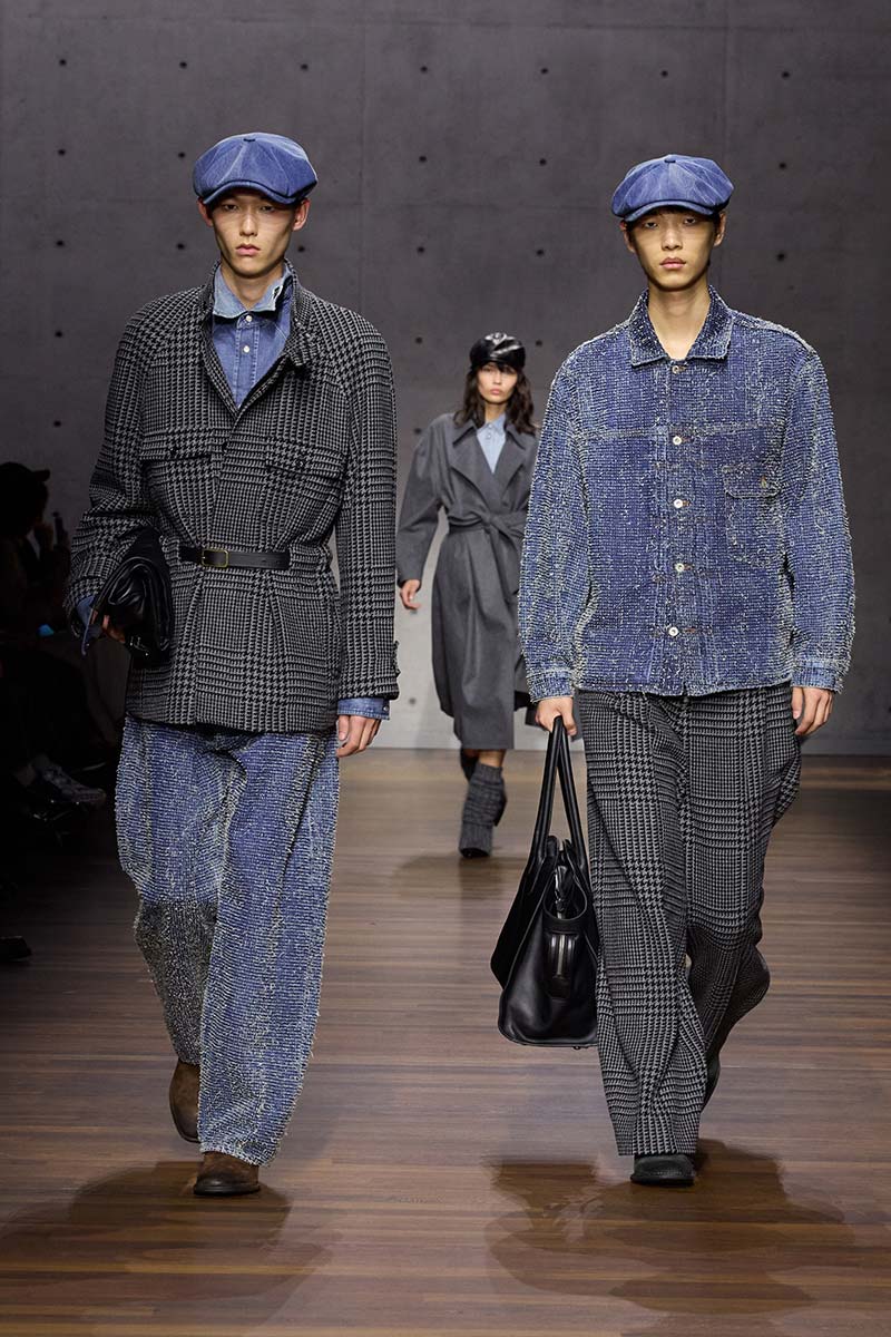 Kristallen voor de wijde jeans en het denim overhemd op de catwalk van Emporio Armani. Photo courtesy of Emporio Armani