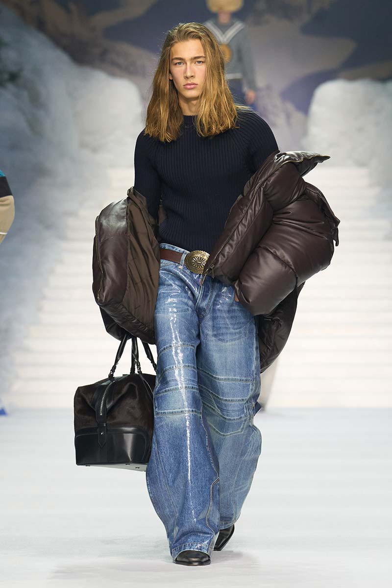 Wijde jeans met hoogglans finish van Dsquared2. Photo courtesy of Dsquared2