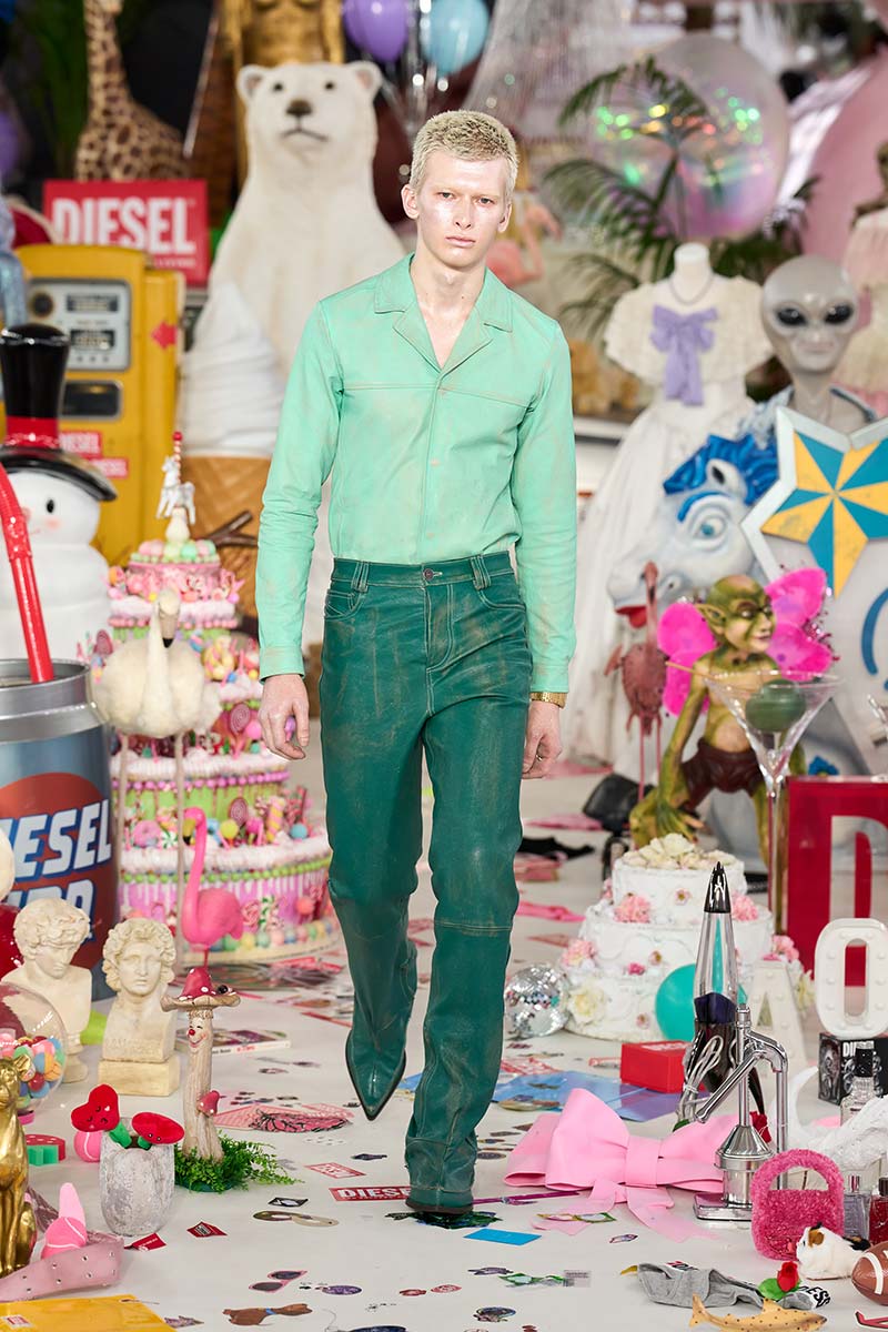 Groene jeans met daaronder laarzen in dezelfde stijl bij Diesel. Photo courtesy of Diesel