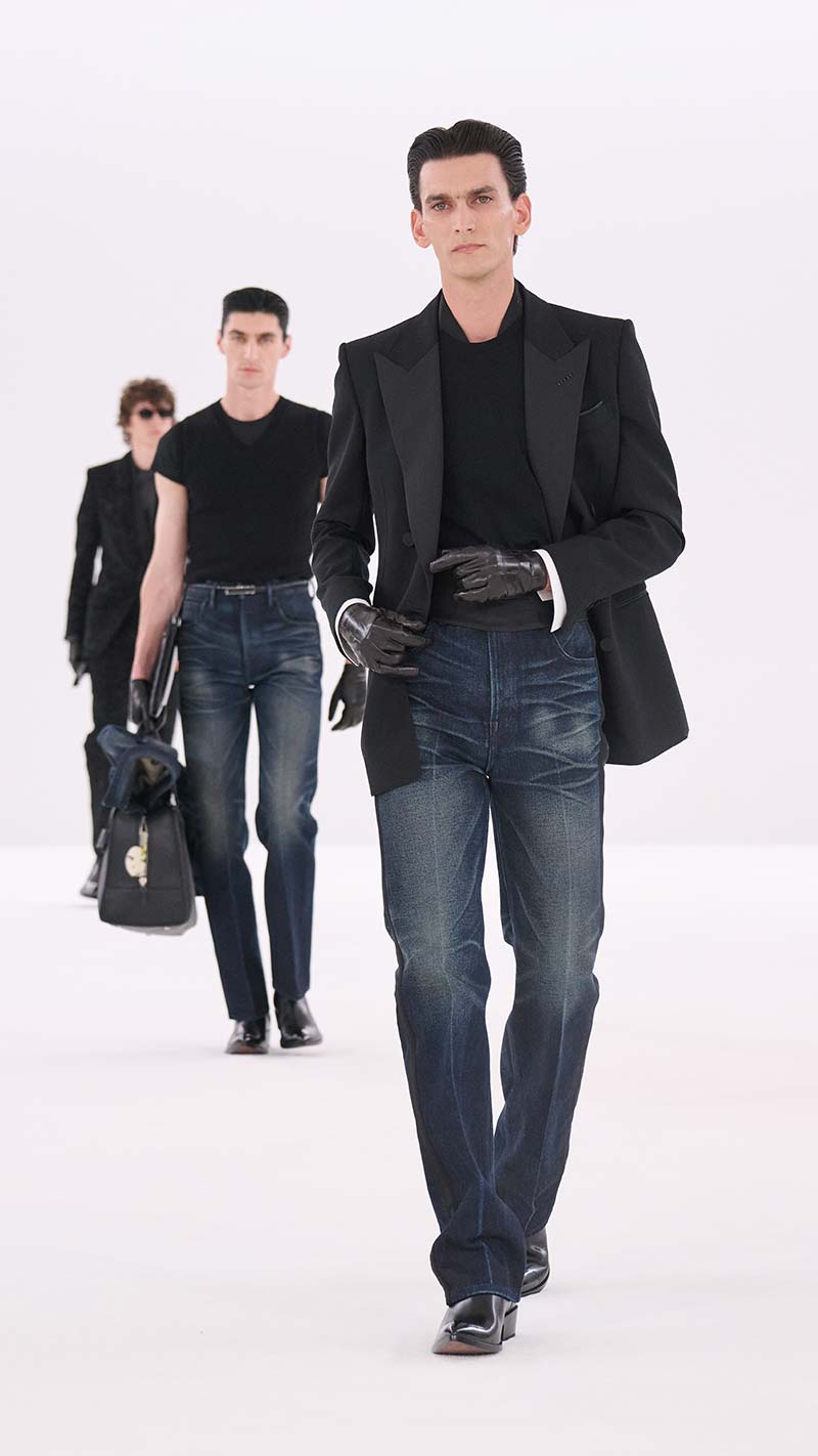 Geklede jeans in combinatie met zwarte blazer bij Tom Ford. Photo courtesy of Tom Ford
