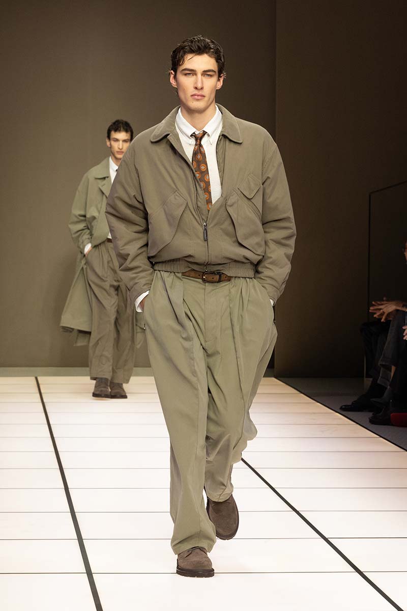 Bomberjack met klassieke broek in lichte najaarskleuren bij Giorgio Armani. Photo courtesy of Giorgio Armani