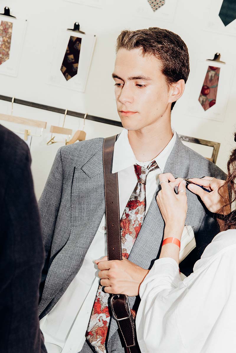 Kort haar met korte zijkanten en net iets van een kuif backstage bij Paul Smith. Photo courtesy of Paul Smith