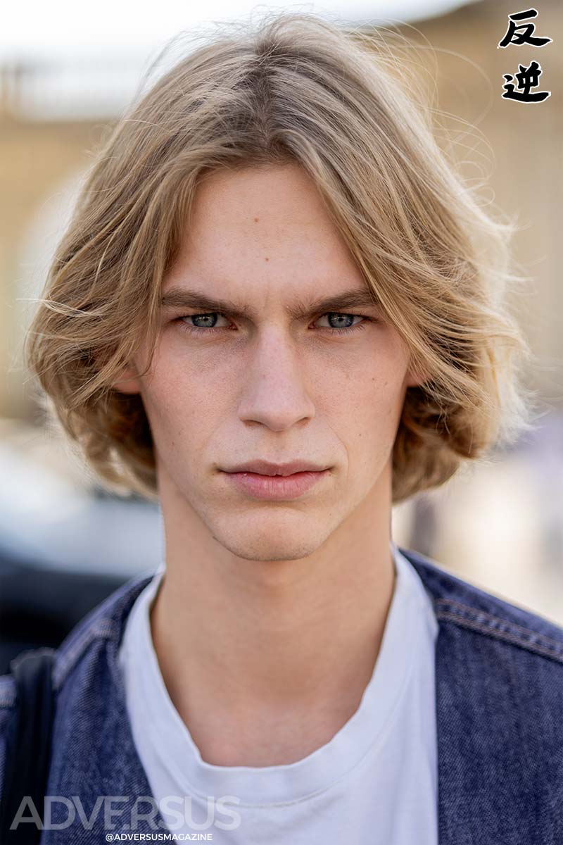 Op de catwalks veel langere haarsnitten met middenscheiding. Model bij Loewe tijdens de Paris Fashion Week. Foto ADVERSUS
