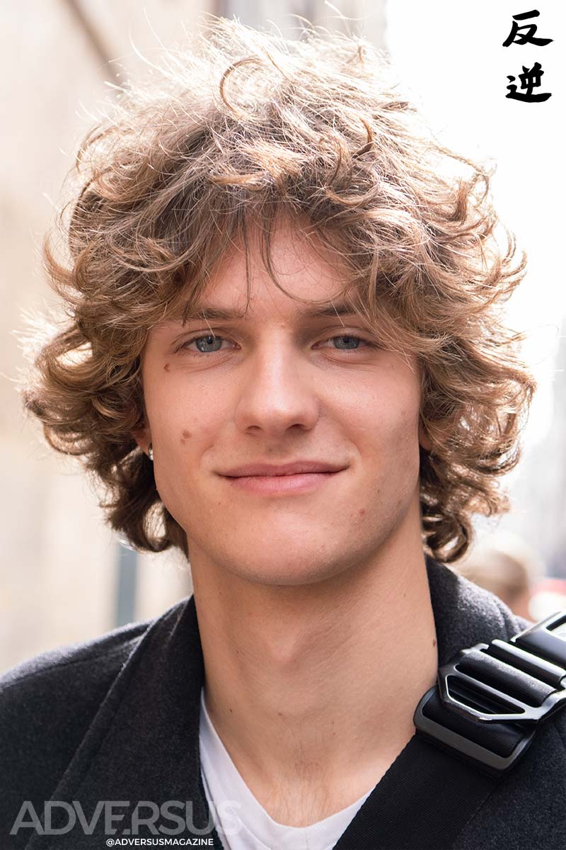 De krullende mannenkapsels voor 2027 worden langer, voller en nonchalant gestyled. Foto Charlotte Mesman
