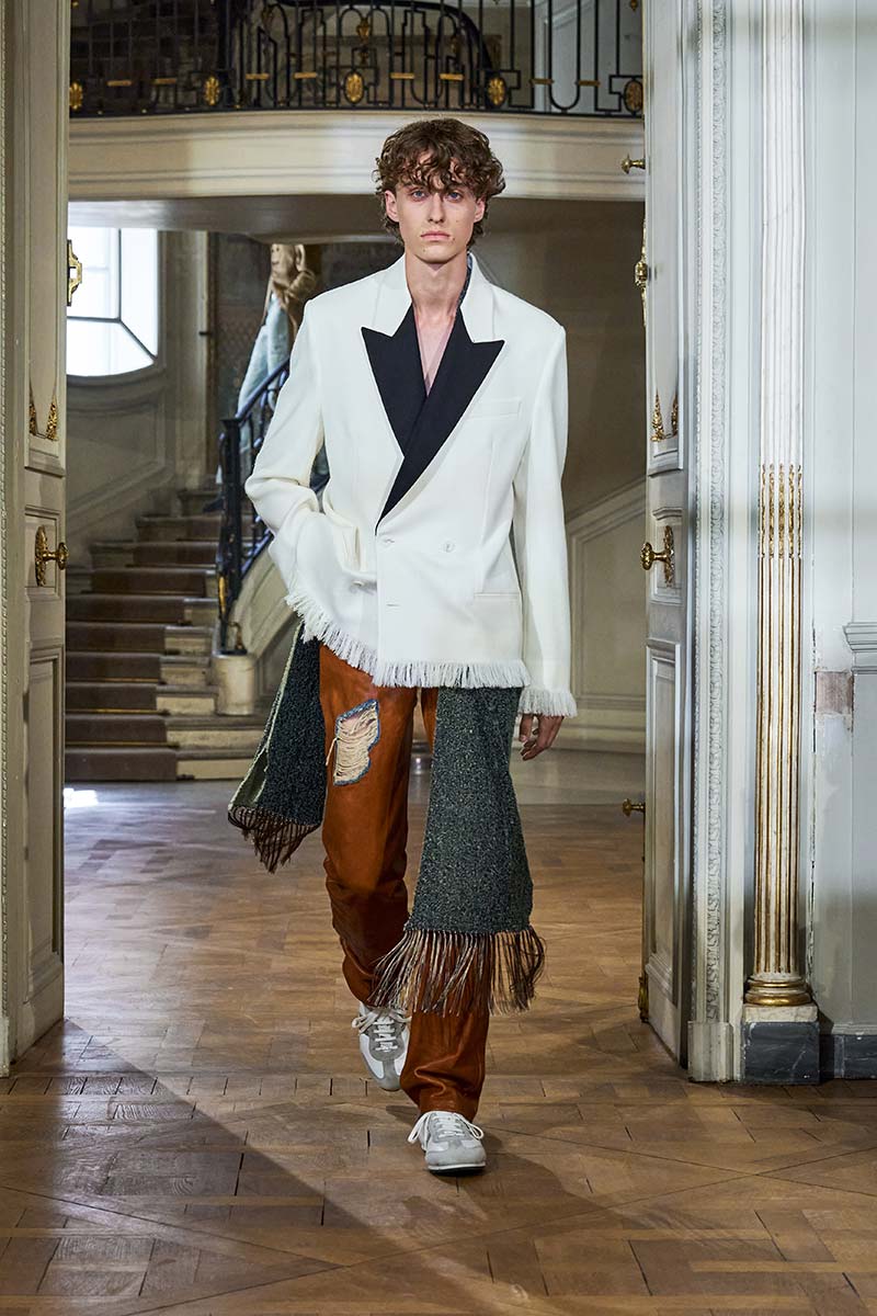 Krullenkapsel met lange krullende pony op de catwalk van Dior voor lente/zomer 2027. Photo courtesy of Dior